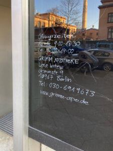 Grimm Apotheke – Fenster – Öffnungszeiten